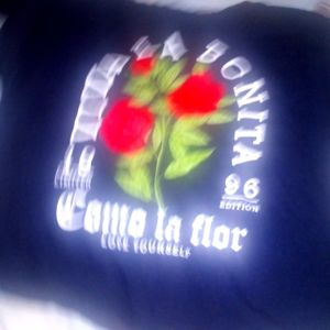Como la flor women t shirt
